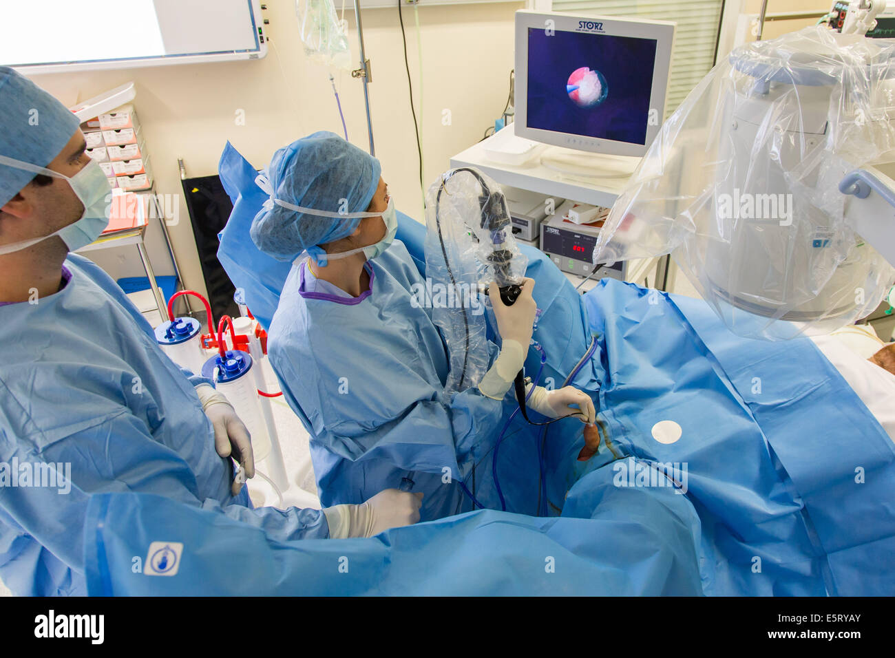 Un ureterorenoscopy laser flexible, lithotripsie, un ureterorenoscope est introduit par l'urètre de pulvériser Banque D'Images