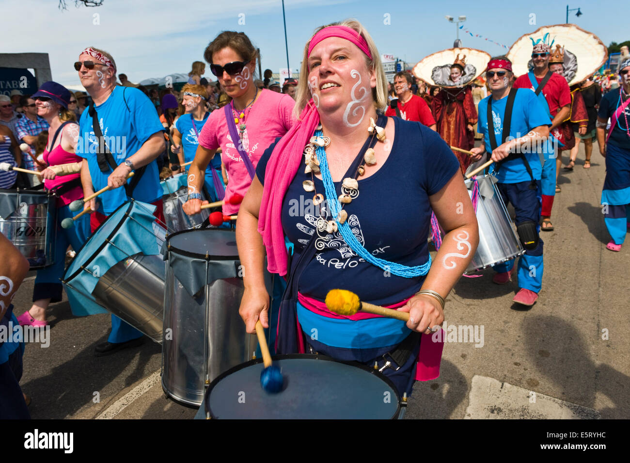 Samba band en parade à Whitstable Oyster Festival Kent England UK Banque D'Images