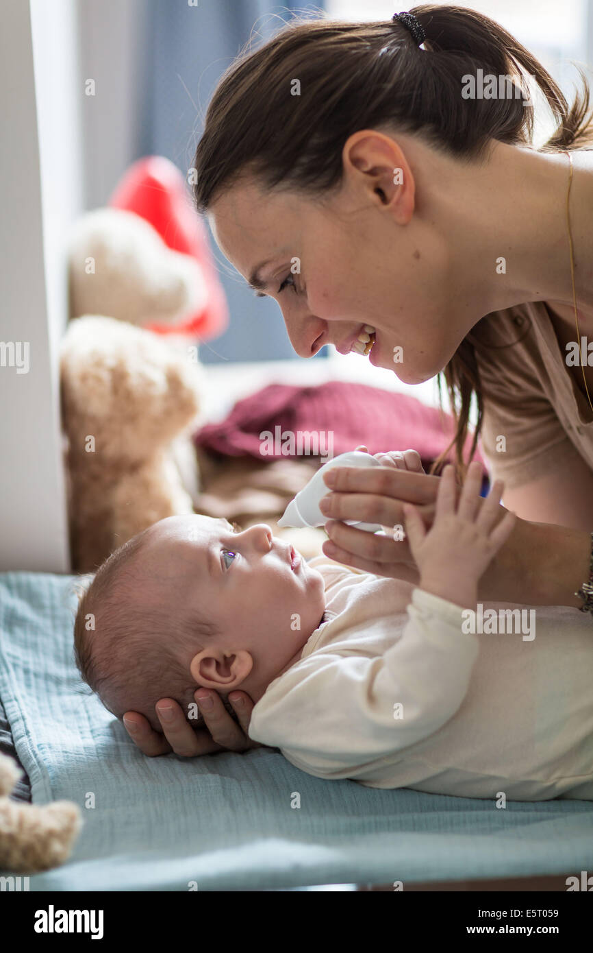 4 mois bébé garçon ayant son nez effacé par un nez-soufflante. Banque D'Images