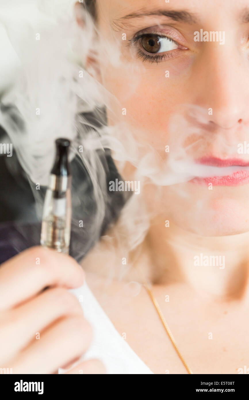 Woman smoking cigarette électronique. Banque D'Images