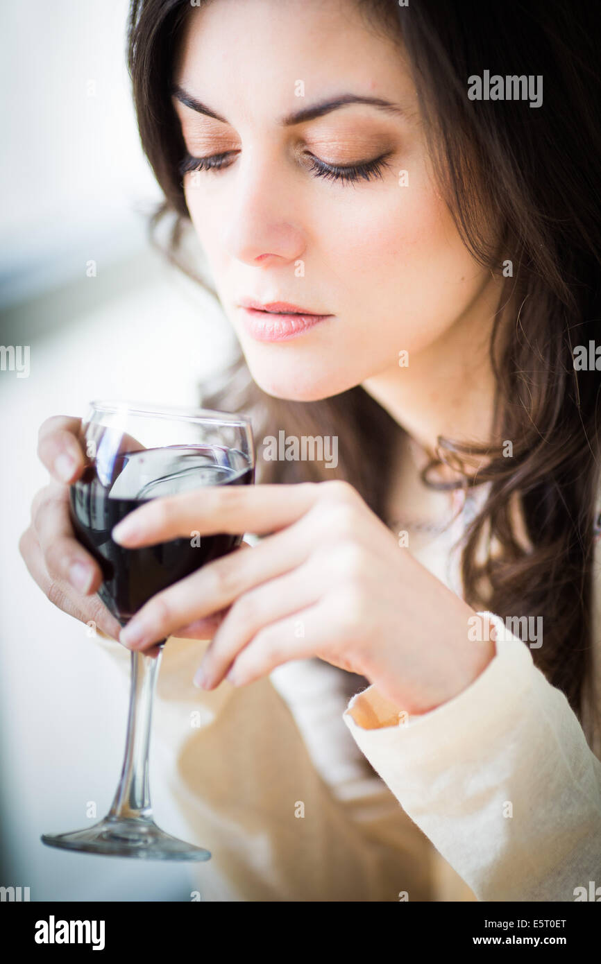 Femme buvant un verre de vin rouge. Banque D'Images
