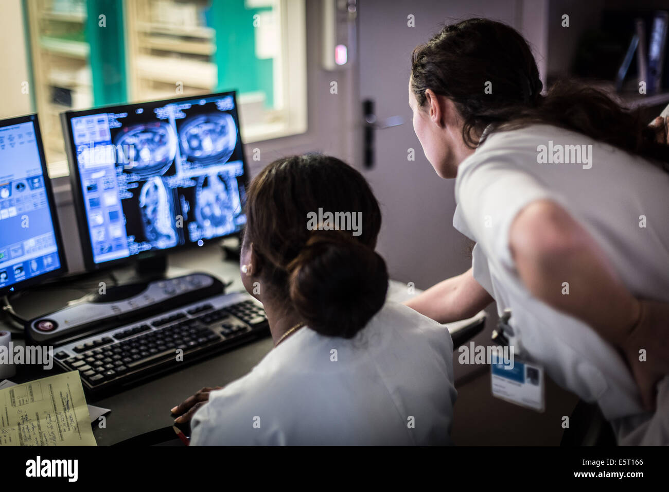 Des techniciens en radiologie l'étude TDM à l'hôpital Croix Saint Simon, Paris, France. Banque D'Images
