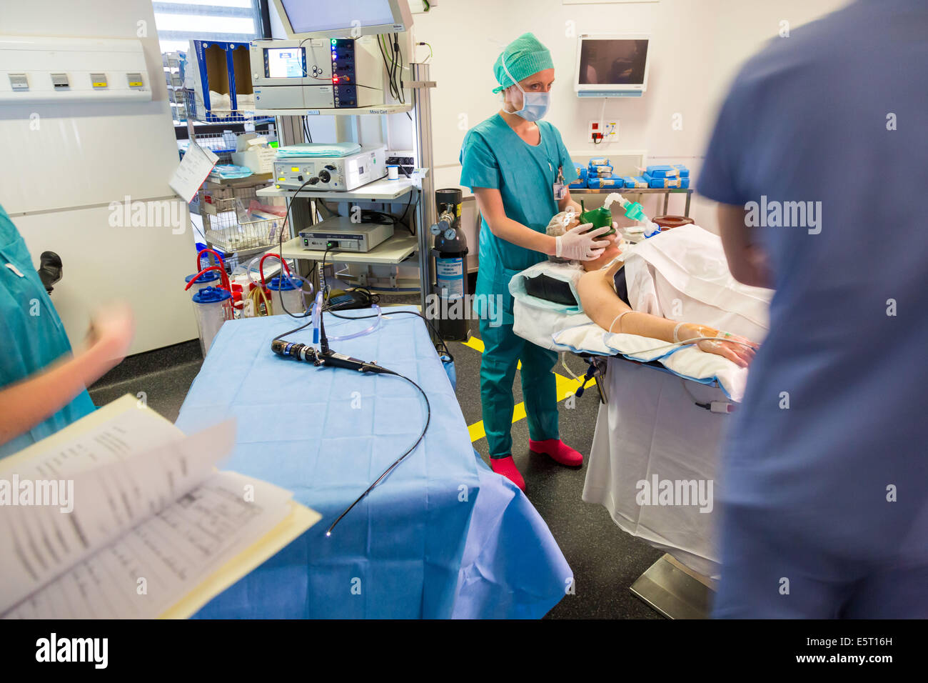 Le patient sous endoscopie du sommeil afin de déterminer les causes du ronflement, hôpital Foch, Suresnes, France. Banque D'Images