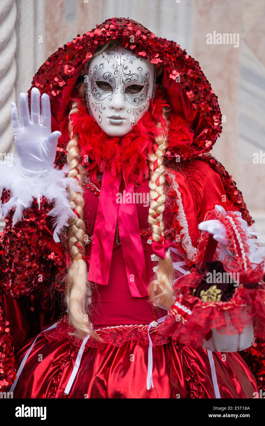 Femme en costume Petit Chaperon Rouge en face de gestes de l'église San Zaccaria pendant le Carnaval de Venise. Banque D'Images
