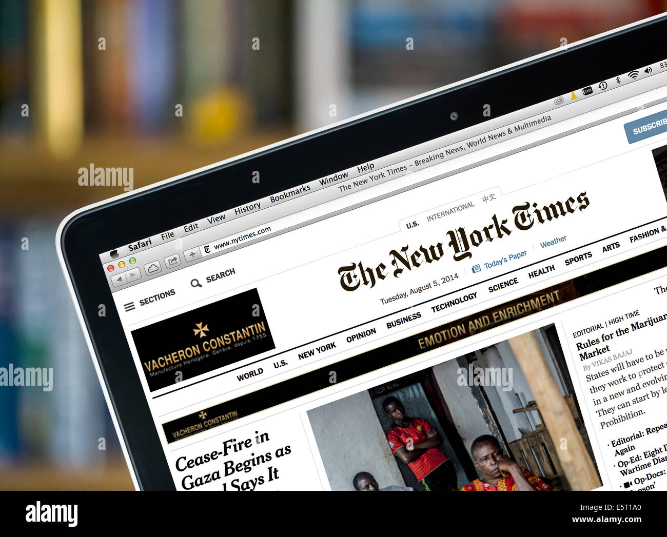 La lecture de l'édition en ligne du New York Times sur un 13' Apple MacBook Pro, USA Banque D'Images