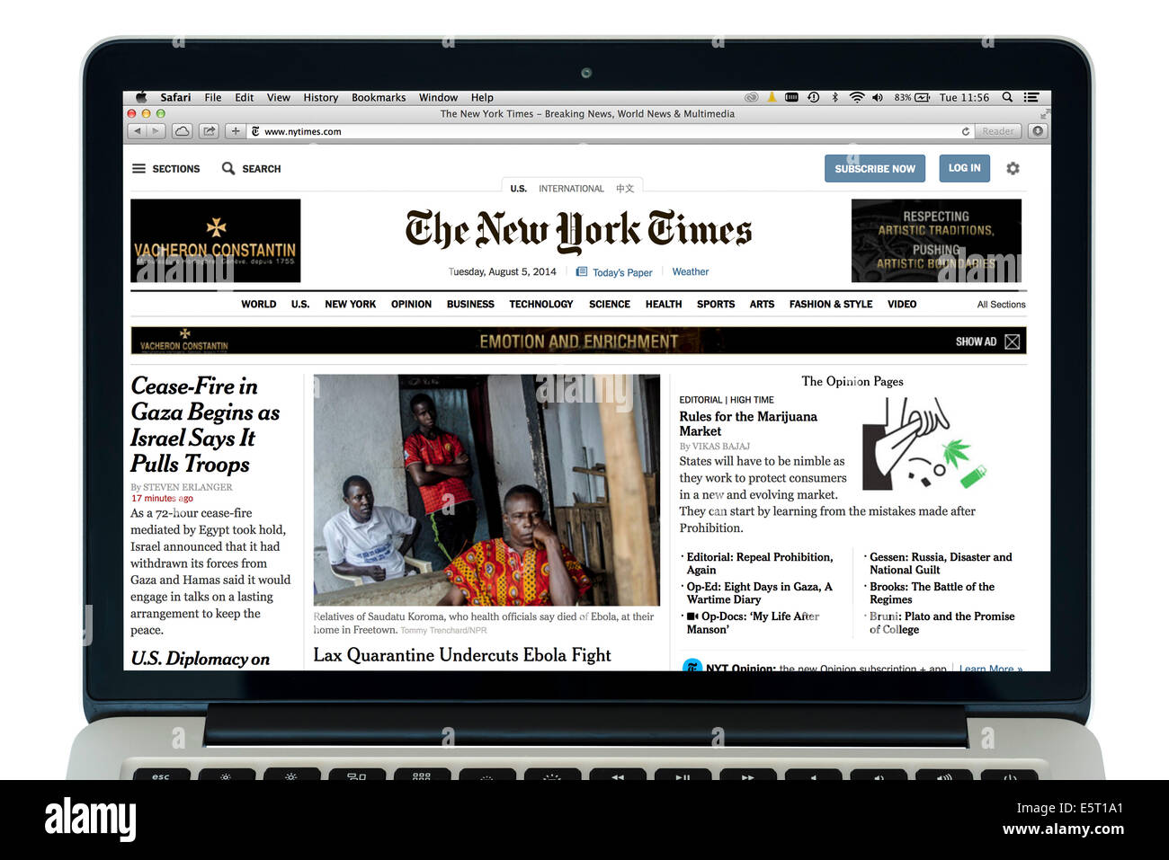 La lecture de l'édition en ligne du New York Times sur un 13' Apple MacBook Pro, USA Banque D'Images