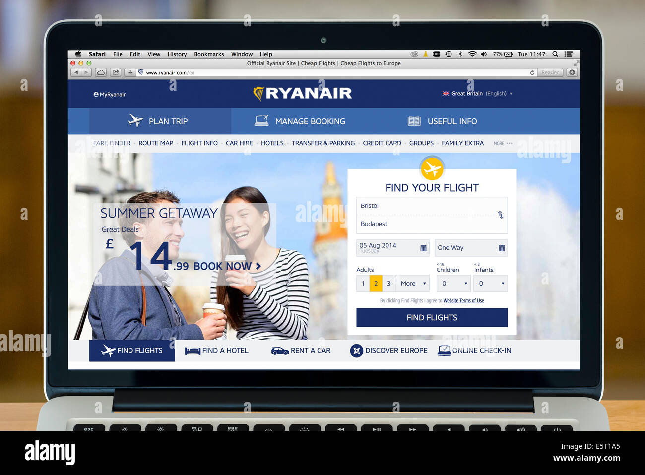 Réservation d'un vol Ryanair sur un 13' Apple MacBook Pro, UK Banque D'Images Réservation d'un vol Ryanair sur un 13' Apple MacBook Pro, UK Banque D'Images