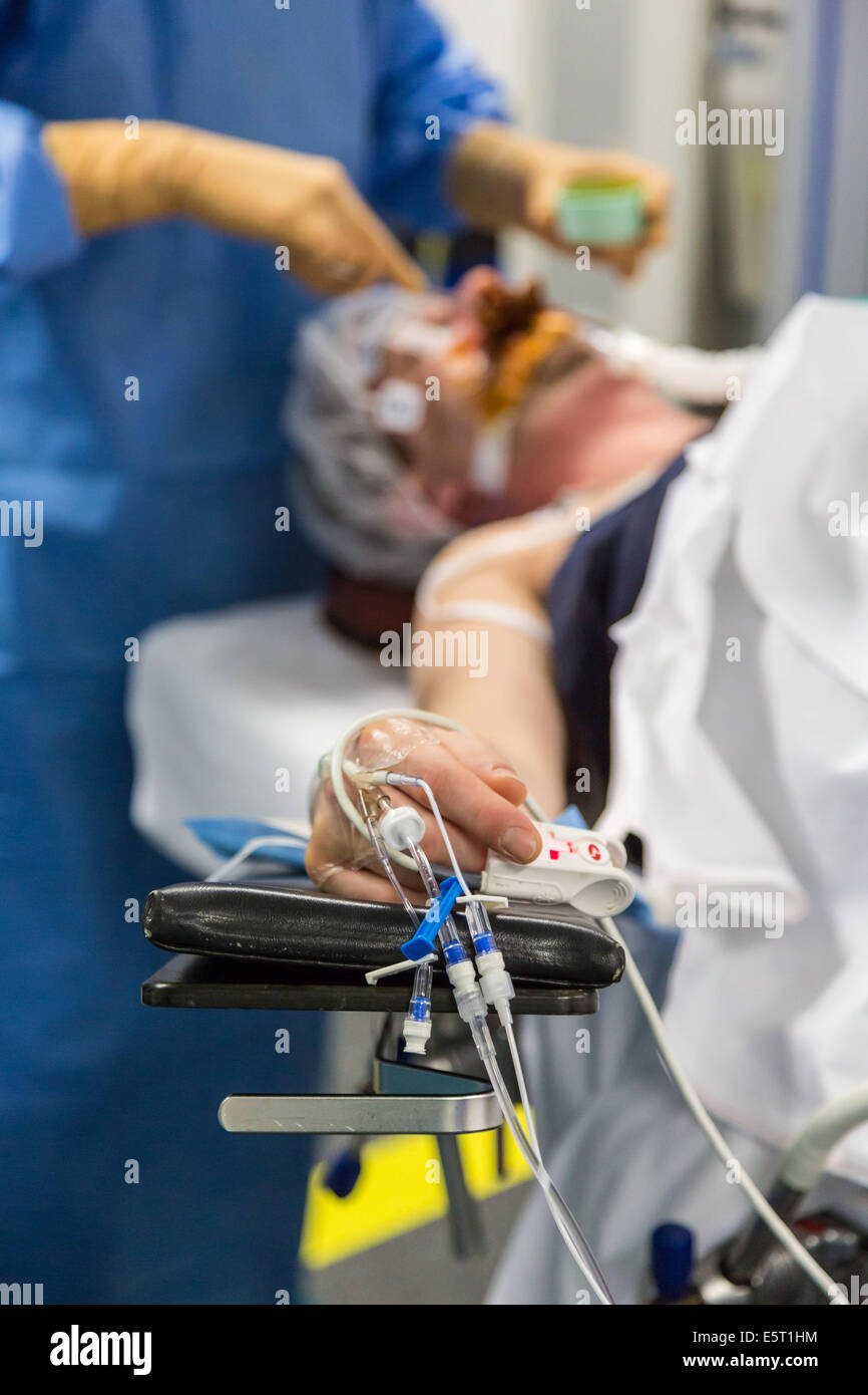 Compteur d'oxygène du sang sur le doigt d'un patient au cours d'anesthésie, hôpital Foch, Suresnes, France. Banque D'Images