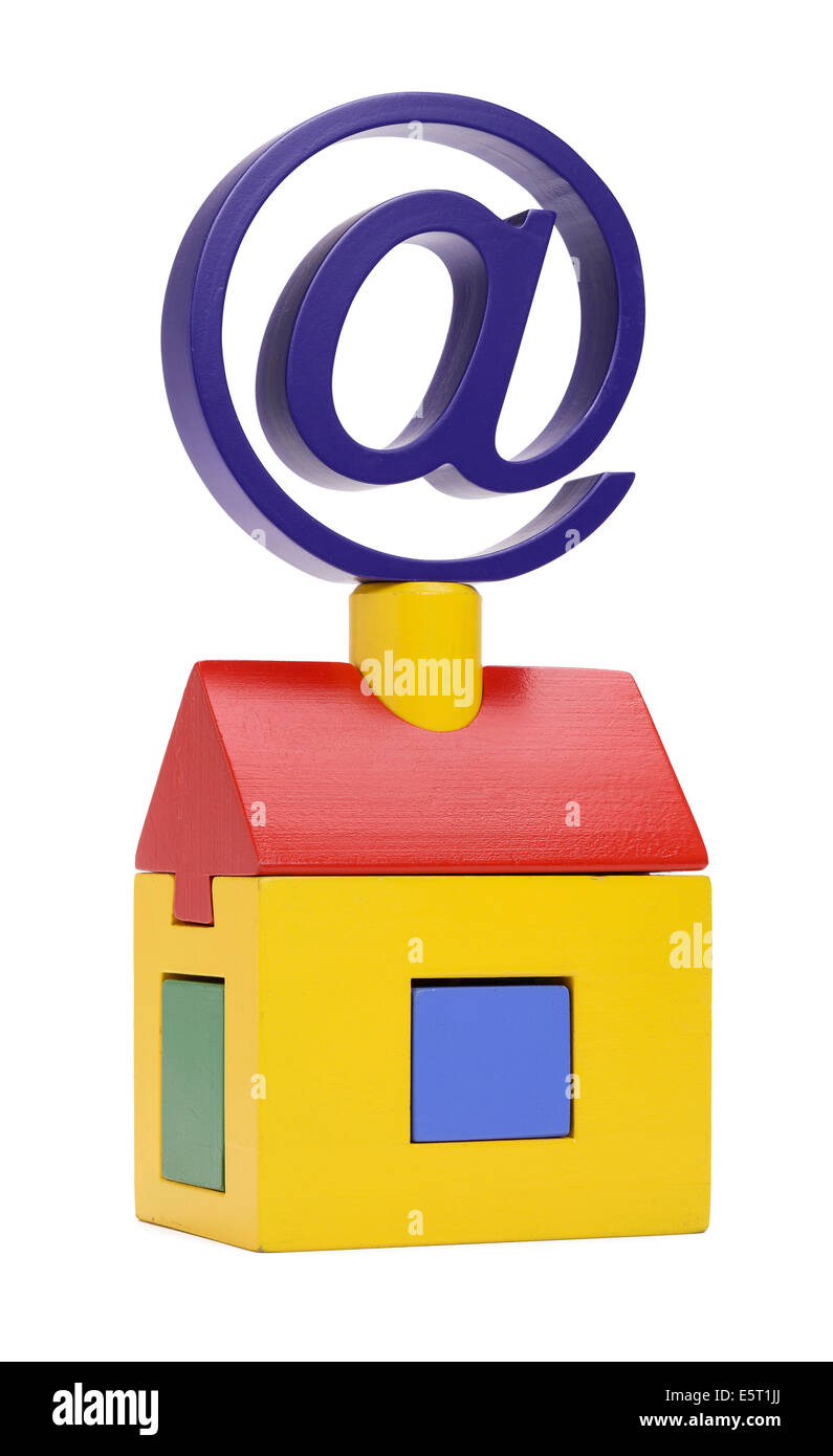 Un jouet maison en bois avec un symbole e-mail sur le dessus Banque D'Images
