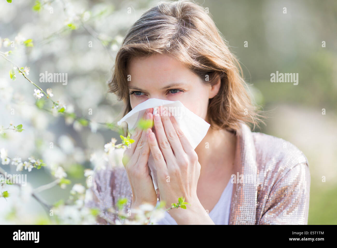 Femme avec fièvre de foin s'être mouché le nez. Banque D'Images