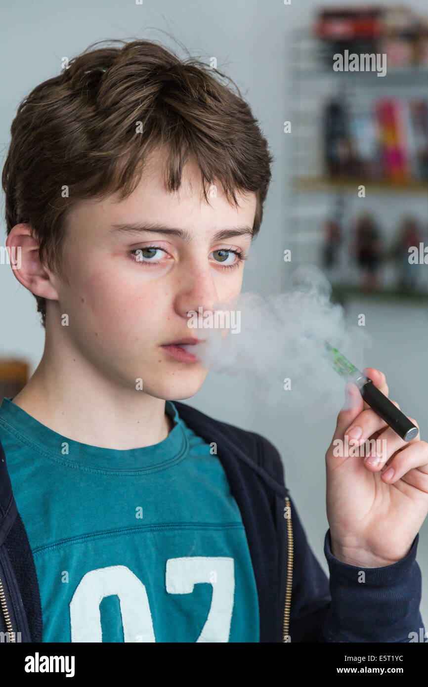 Adolescent fumer cigarette électronique. Banque D'Images