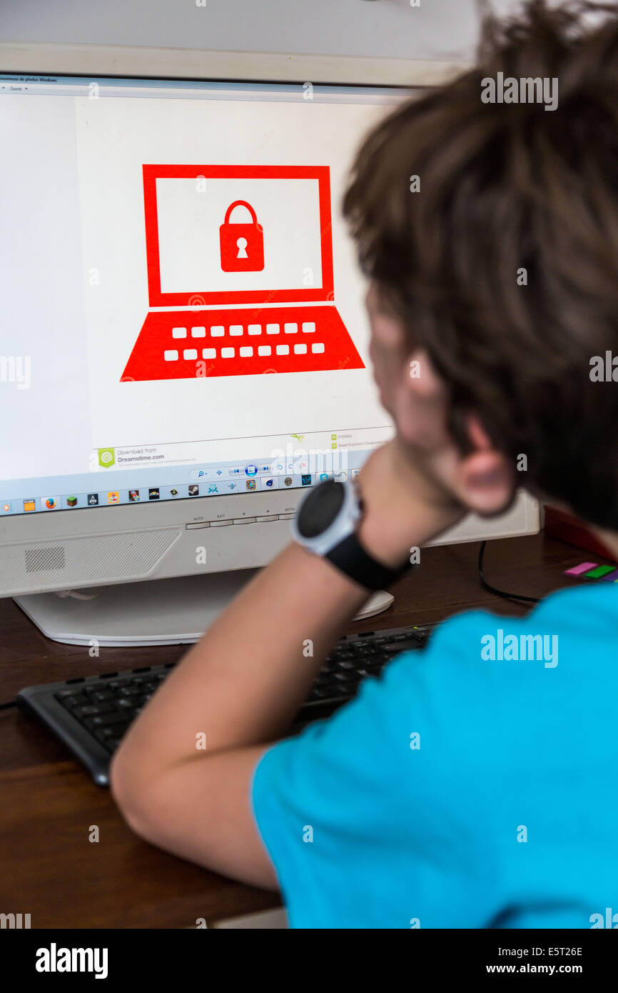 Adolescent à l'aide d'un ordinateur avec un logiciel de contrôle parental. Banque D'Images