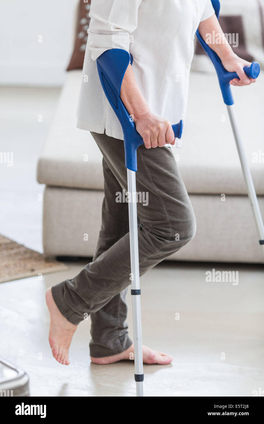 Femme âgée à marcher avec des béquilles Photo Stock - Alamy