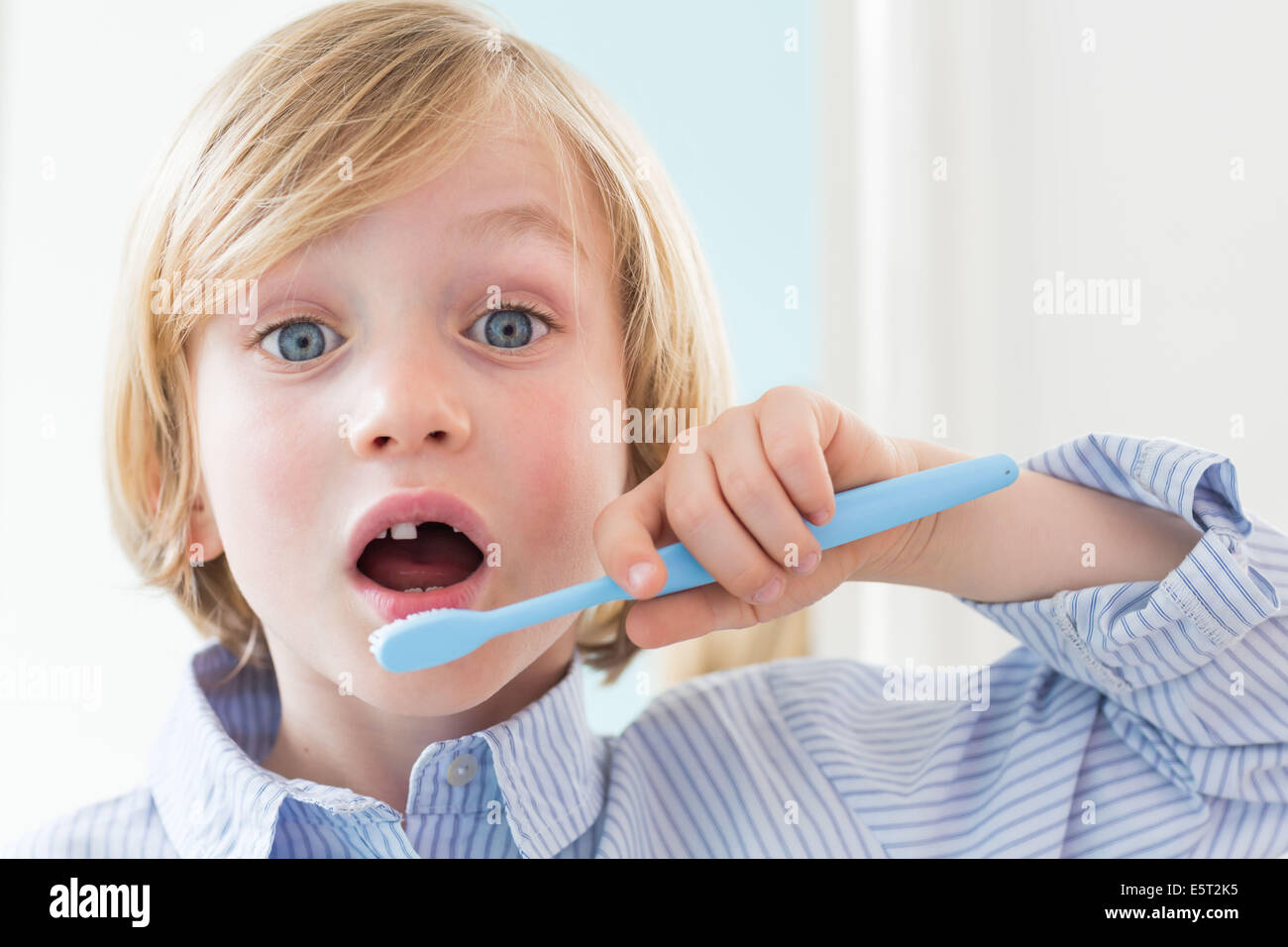 7 Ans Se Brosser Les Dents Photo Stock Alamy 7 Ans Se Brosser Les Dents Photo Stock Alamy