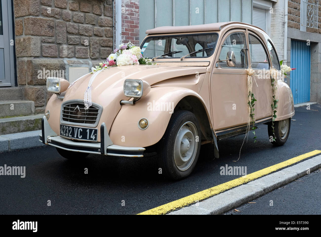 Citroën 2CV voiture garée dans mariage street Photo Stock Alamy