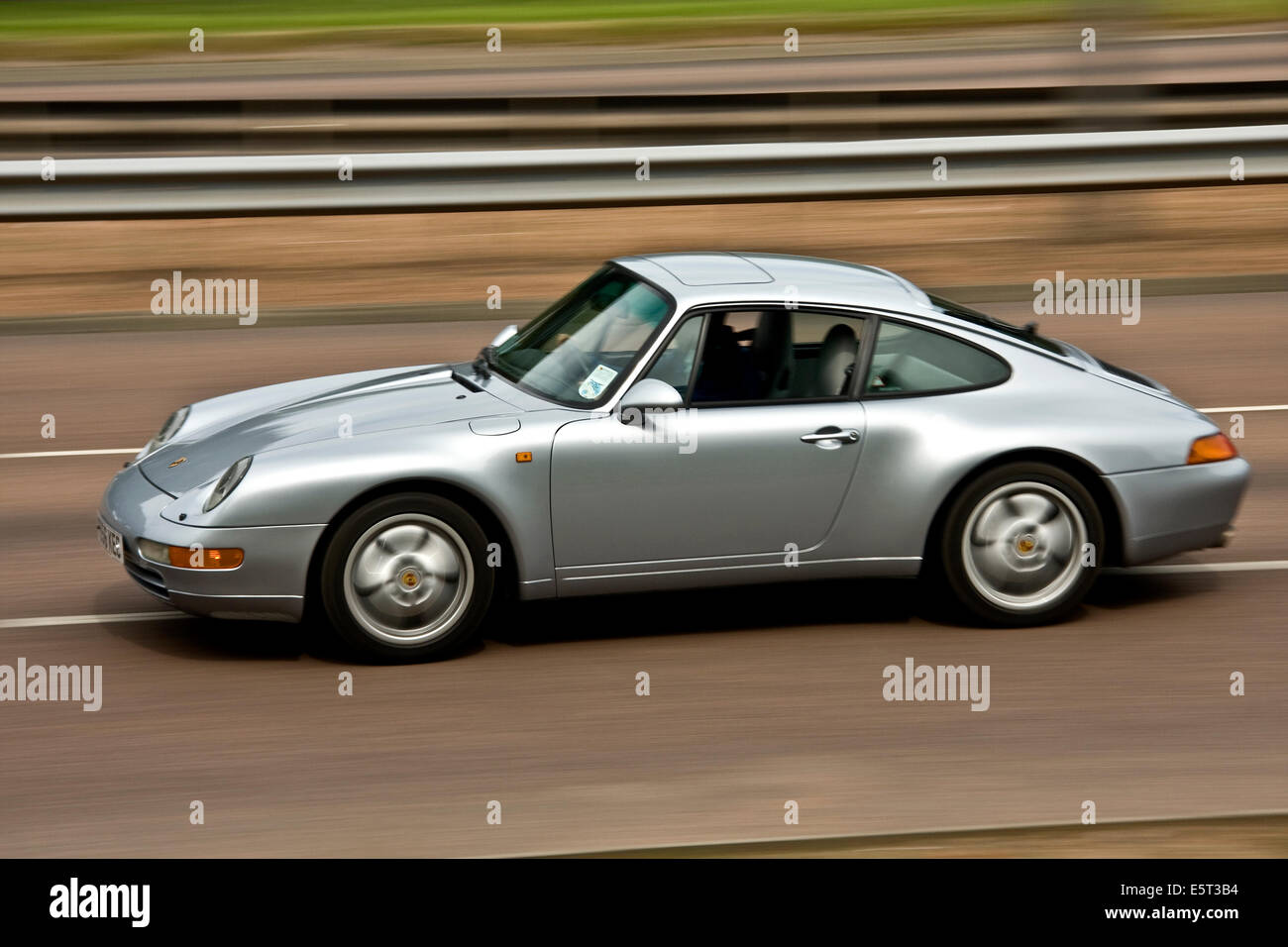 Une voiture de sport Porsche 911 Carrera voyageant le long de la route à l'ouest de Kingsway à Dundee, Royaume-Uni Banque D'Images