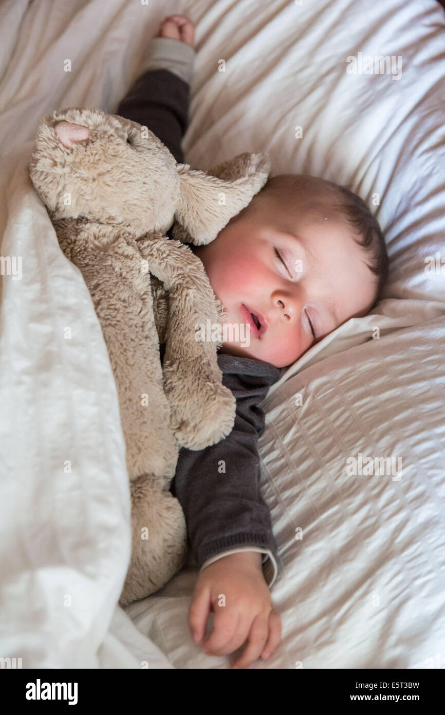 Bebe De 7 Mois Garcon Endormi Photo Stock Alamy Bebe De 7 Mois Garcon Endormi Photo Stock Alamy