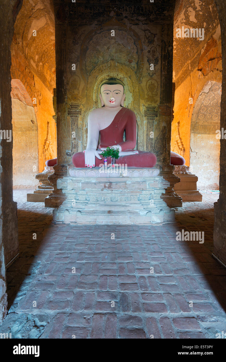 En Asie du sud-est, le Myanmar, Bagan, Buddha statue in temple Banque D'Images