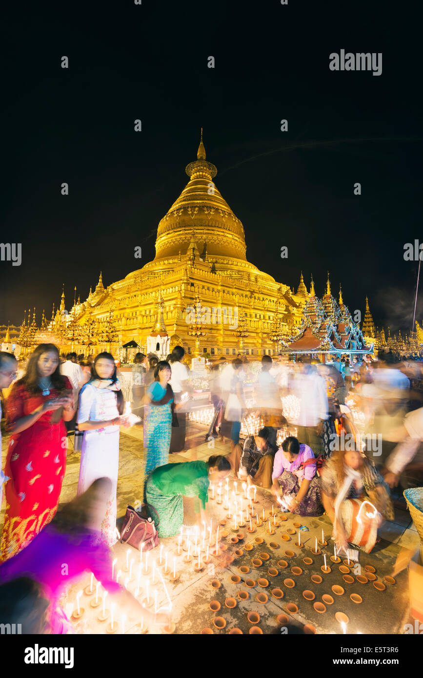 En Asie du sud-est, le Myanmar, Bagan, Shwezigon Paya, festival de lumière Banque D'Images