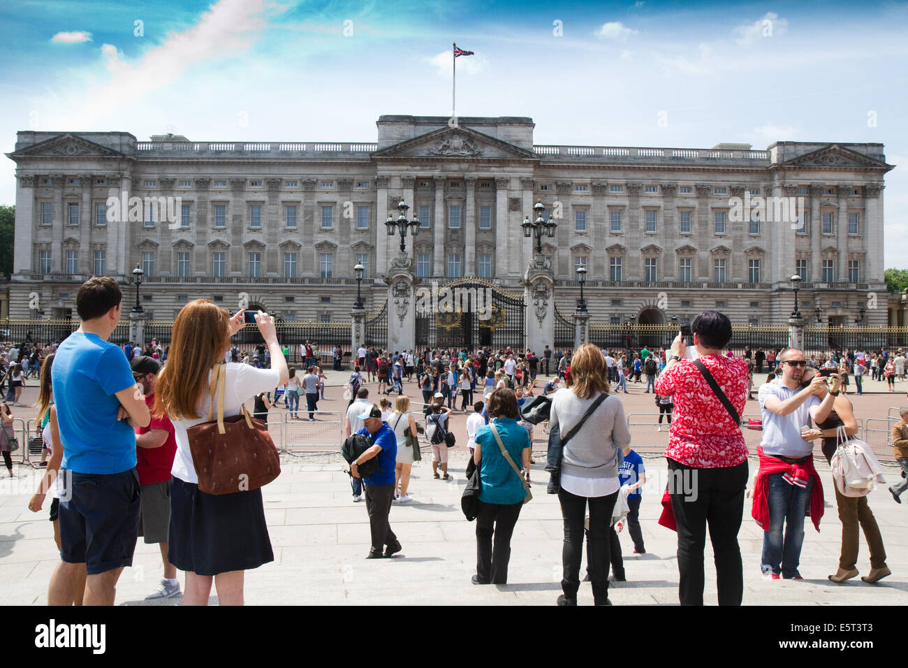 Les touristes à Buckingham Palace, Londres Banque D'Images