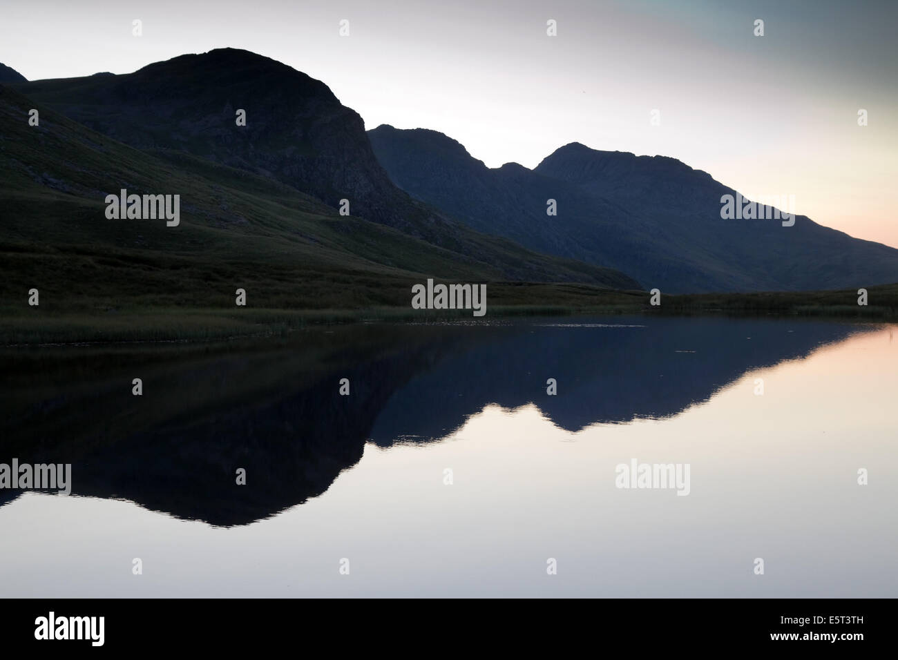 Crinkle Crags et Bow ont chuté dans le Tarn rouge au coucher du soleil Banque D'Images