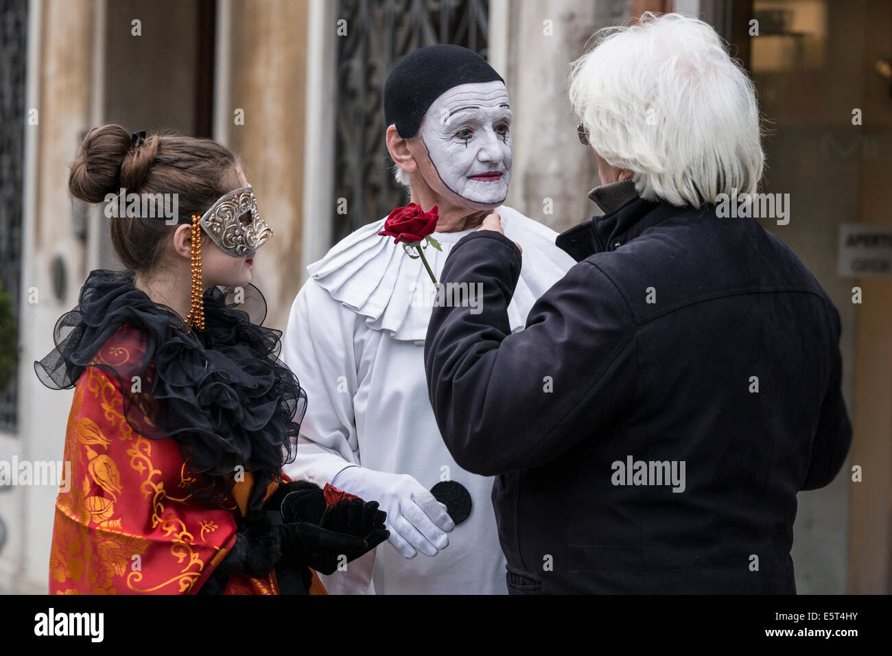 Parle de tourisme avec jeunes adultes et jeunes pierrot dame espagnol à San Zaccaria pendant le carnaval de Venise. Banque D'Images