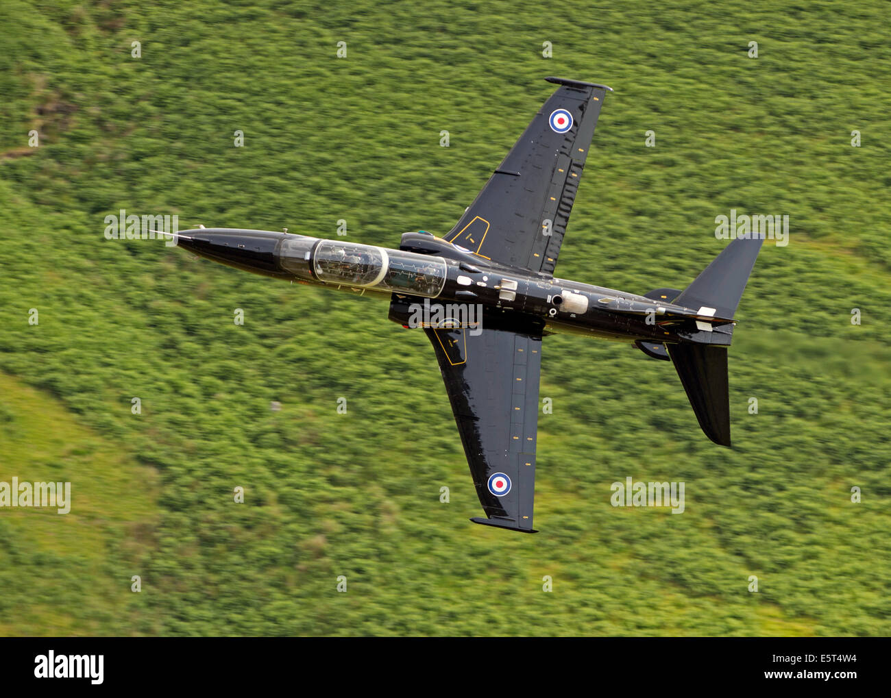 RAF Hawk T2 Jet trainer bas niveau dans la boucle de Mach, région de Machynlleth au pays de Galles Banque D'Images