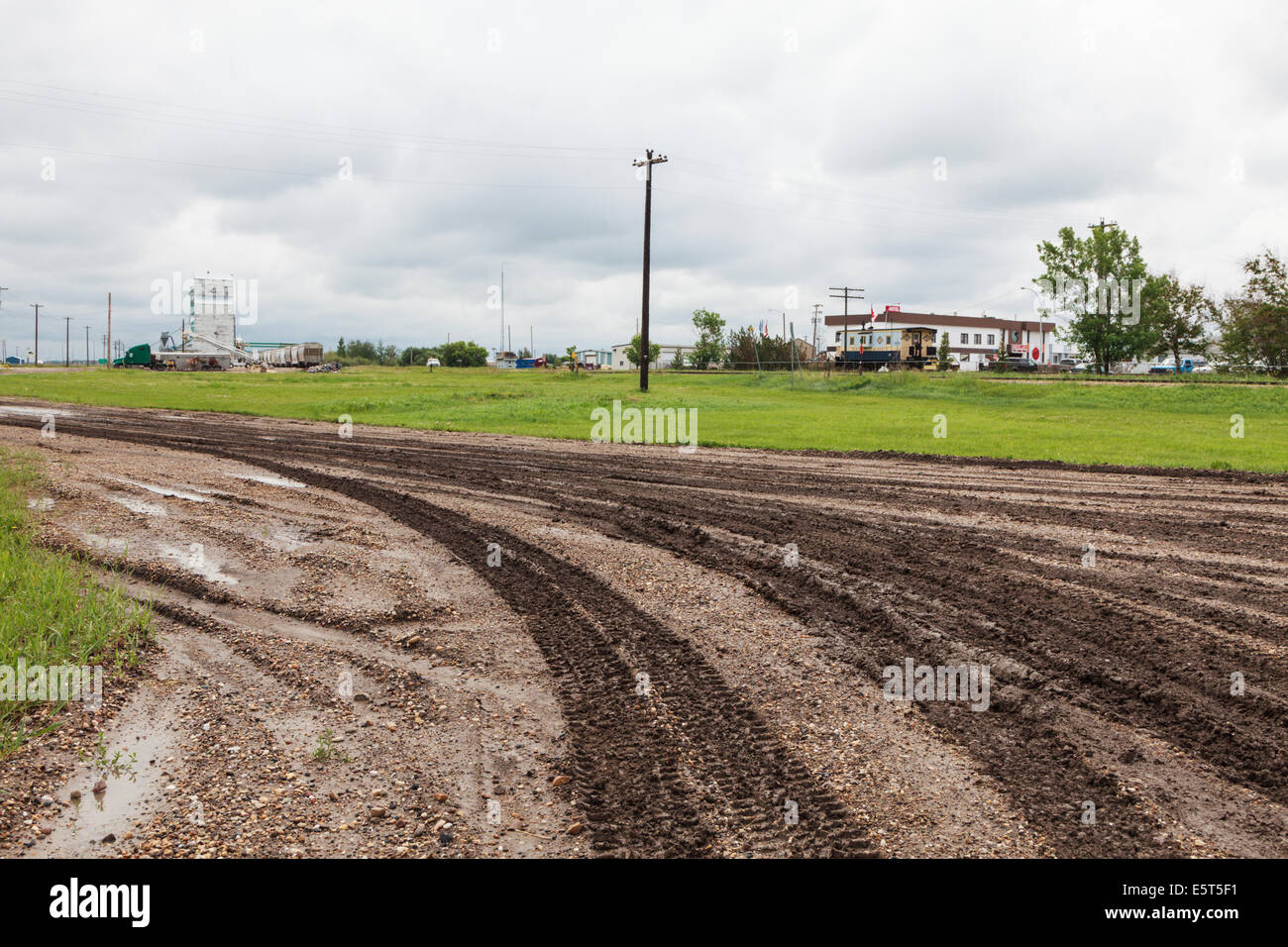 Route de gravier boueux dans Rycroft, Alberta,Canada Banque D'Images