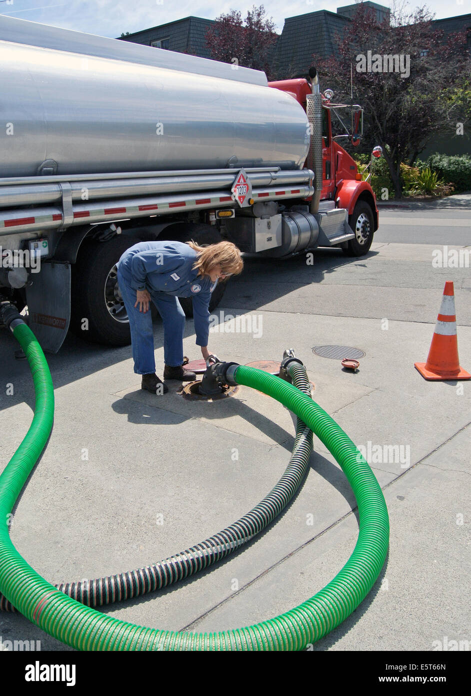 Femme accouche à gaz de réservoir souterrain remorque tracteur rig à Mill Valley Califonria Banque D'Images