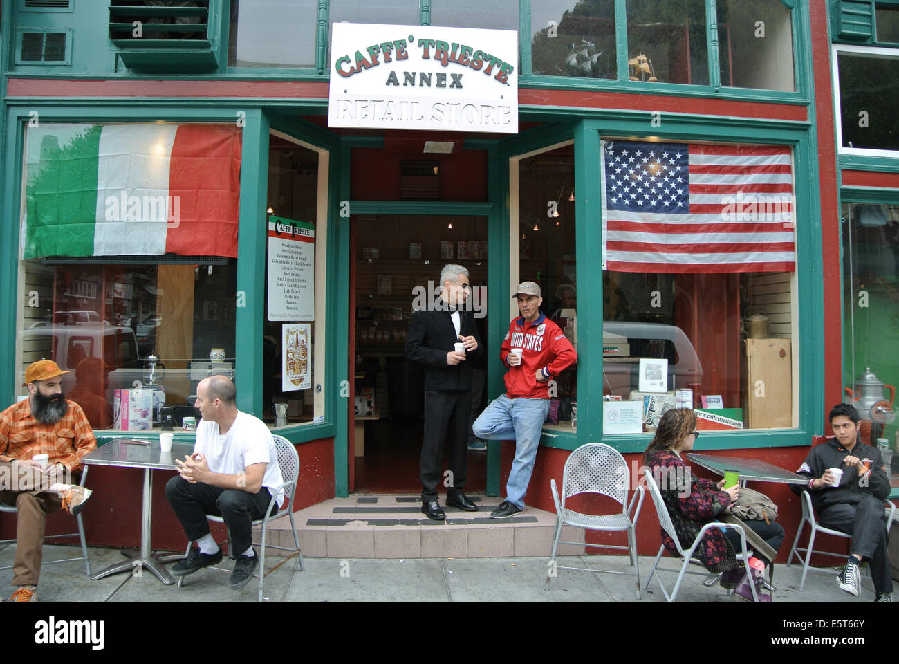 Les clients du Caffe Trieste annexe de boire du café à l'extérieur de la région de North Beach à San Francisco Banque D'Images