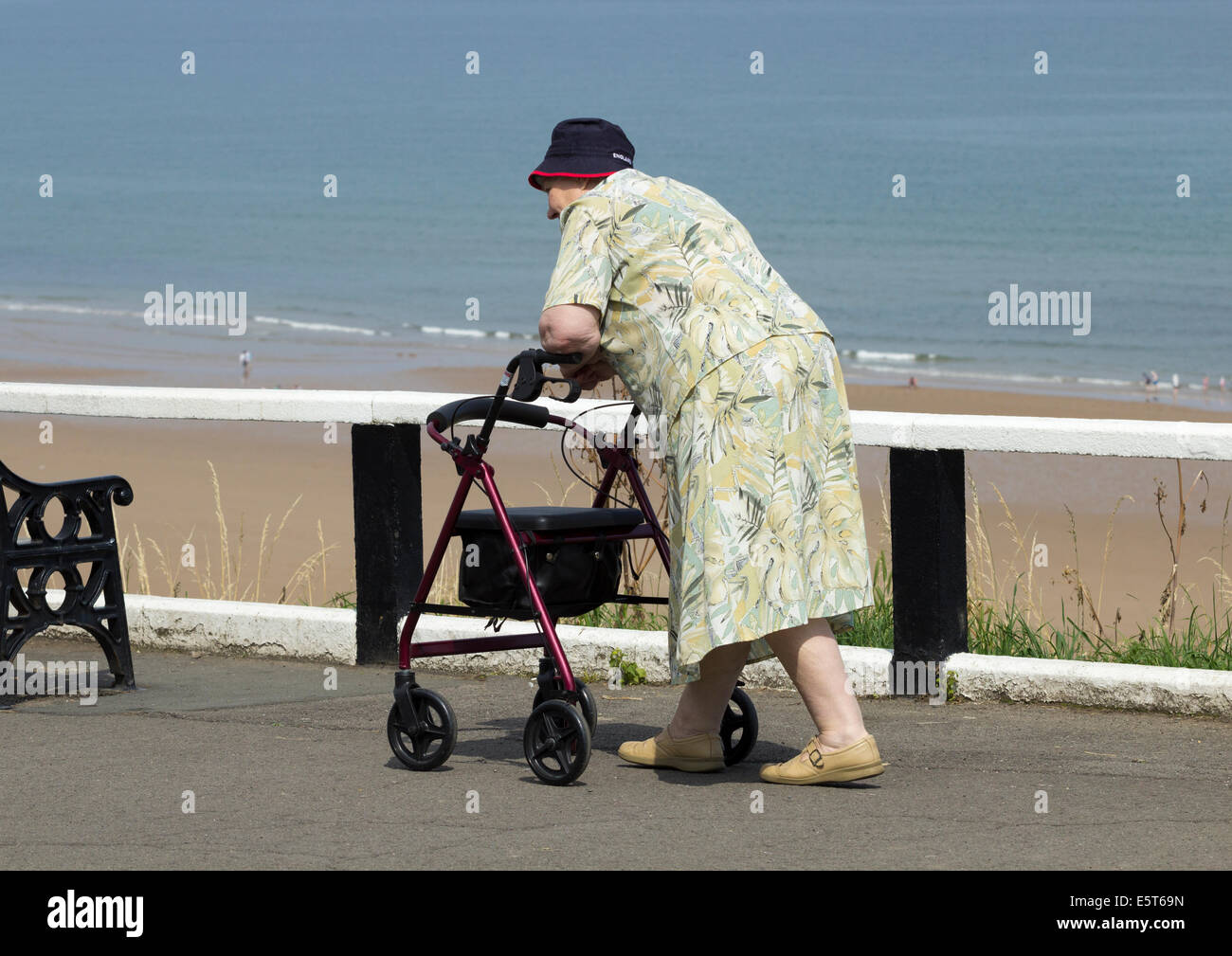 Femme âgée à la côte sur une chaude journée d'été. UK Banque D'Images