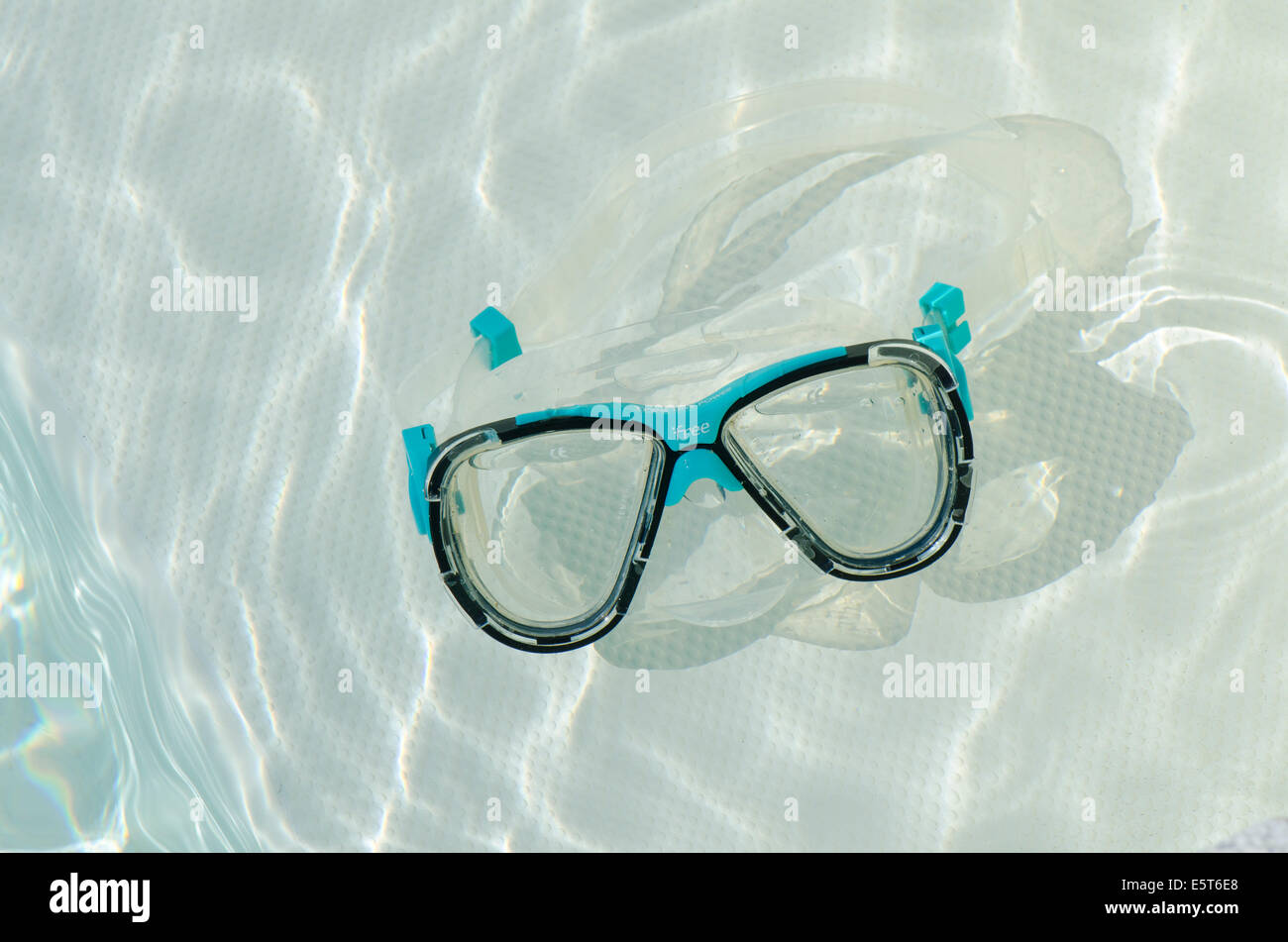 Masque de plongée ou des lunettes flottant dans la piscine. Banque D'Images