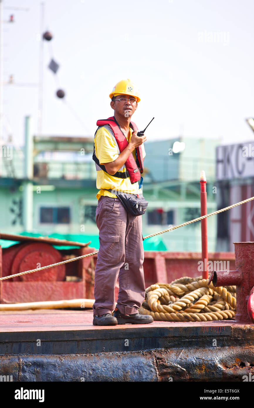 Ingénieur asiatique supervise le dragage de la Causeway Bay Typhoon Shelter, Hong Kong. Banque D'Images