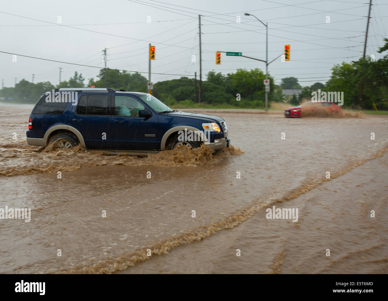 Les orages de créer des inondations à Oakville (Ontario) en ce qui concerne les routes en rivières et de nombreux échouages causant des millions de dégâts Banque D'Images