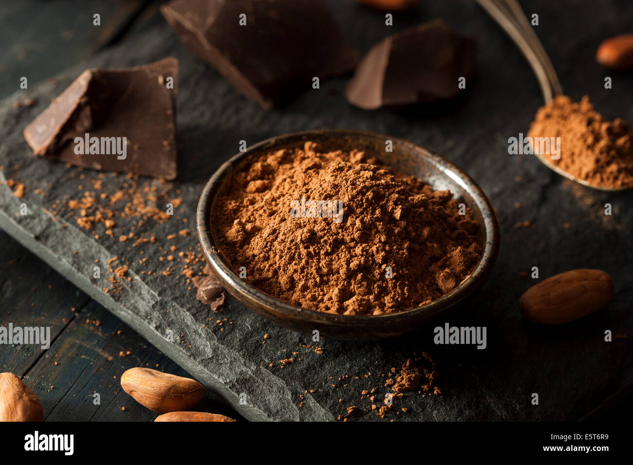 Poudre de cacao biologique des matières premières utilisées pour la cuisson Banque D'Images