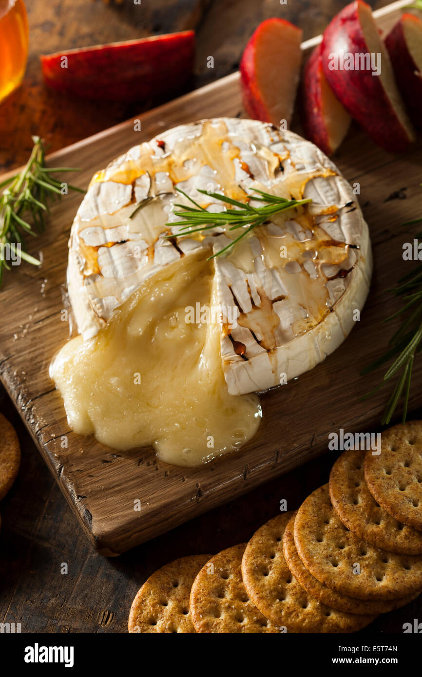 Boulangerie maison Brie au miel et au romarin Banque D'Images