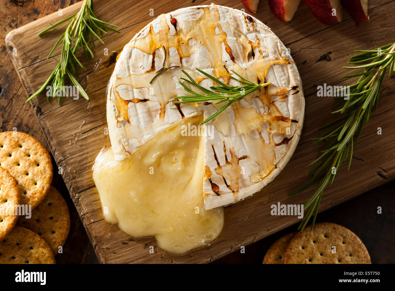 Boulangerie maison Brie au miel et au romarin Banque D'Images