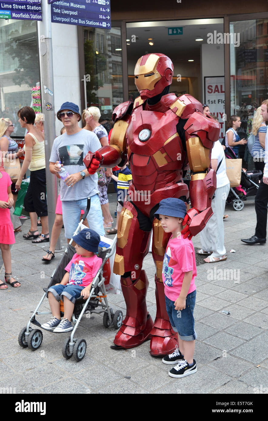 ' L'homme de fer ' posant pour des photos avec les enfants à Liverpool, Angleterre, Royaume-Uni Banque D'Images