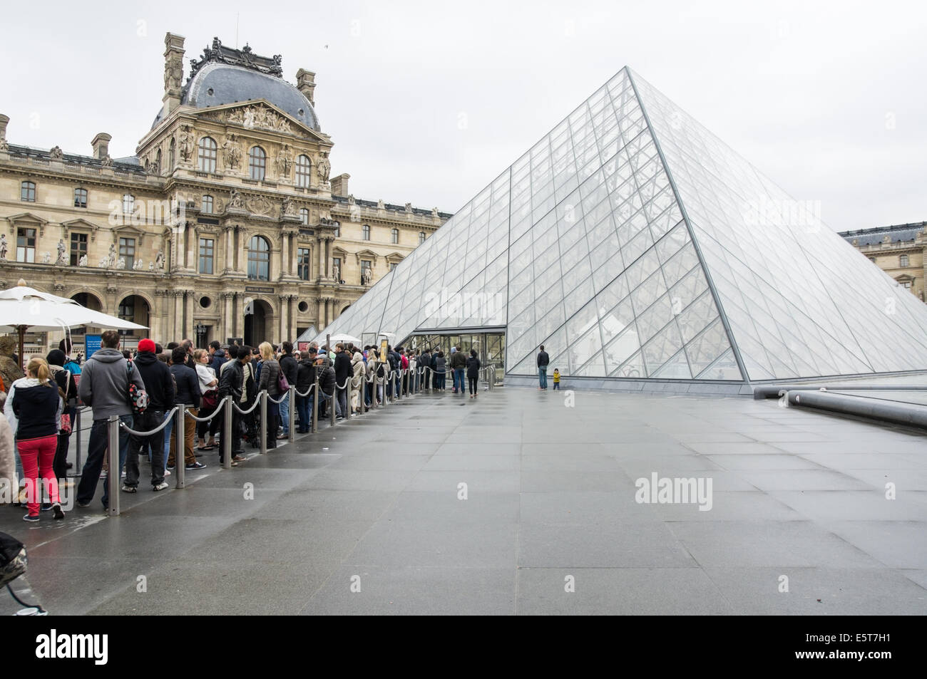 Visiteurs et touristes font la queue à la pyramide de verre, entrée du Musée du Louvre Paris, France Banque D'Images