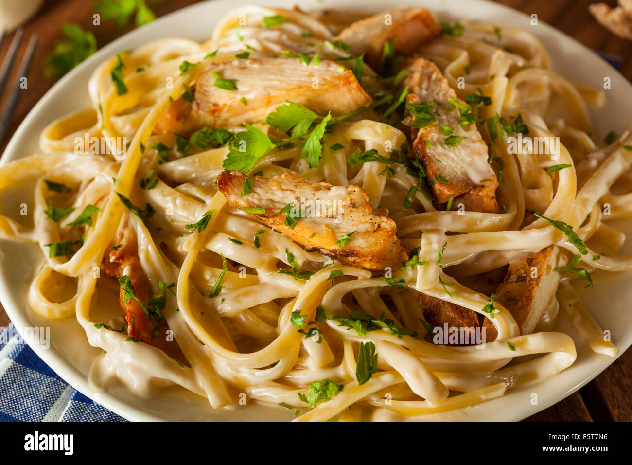 Fettucini maison Aflredo Pâtes avec le poulet et le persil Banque D'Images