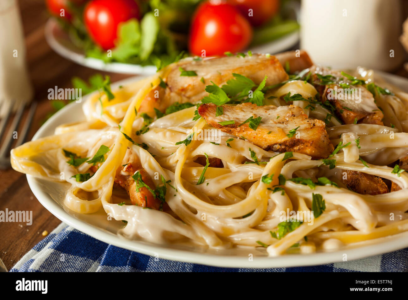 Fettucini maison Aflredo Pâtes avec le poulet et le persil Banque D'Images