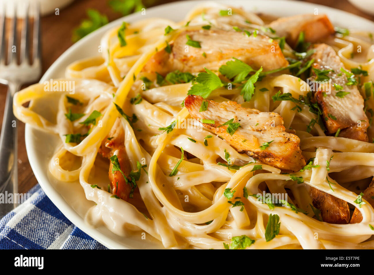 Fettucini maison Aflredo Pâtes avec le poulet et le persil Banque D'Images