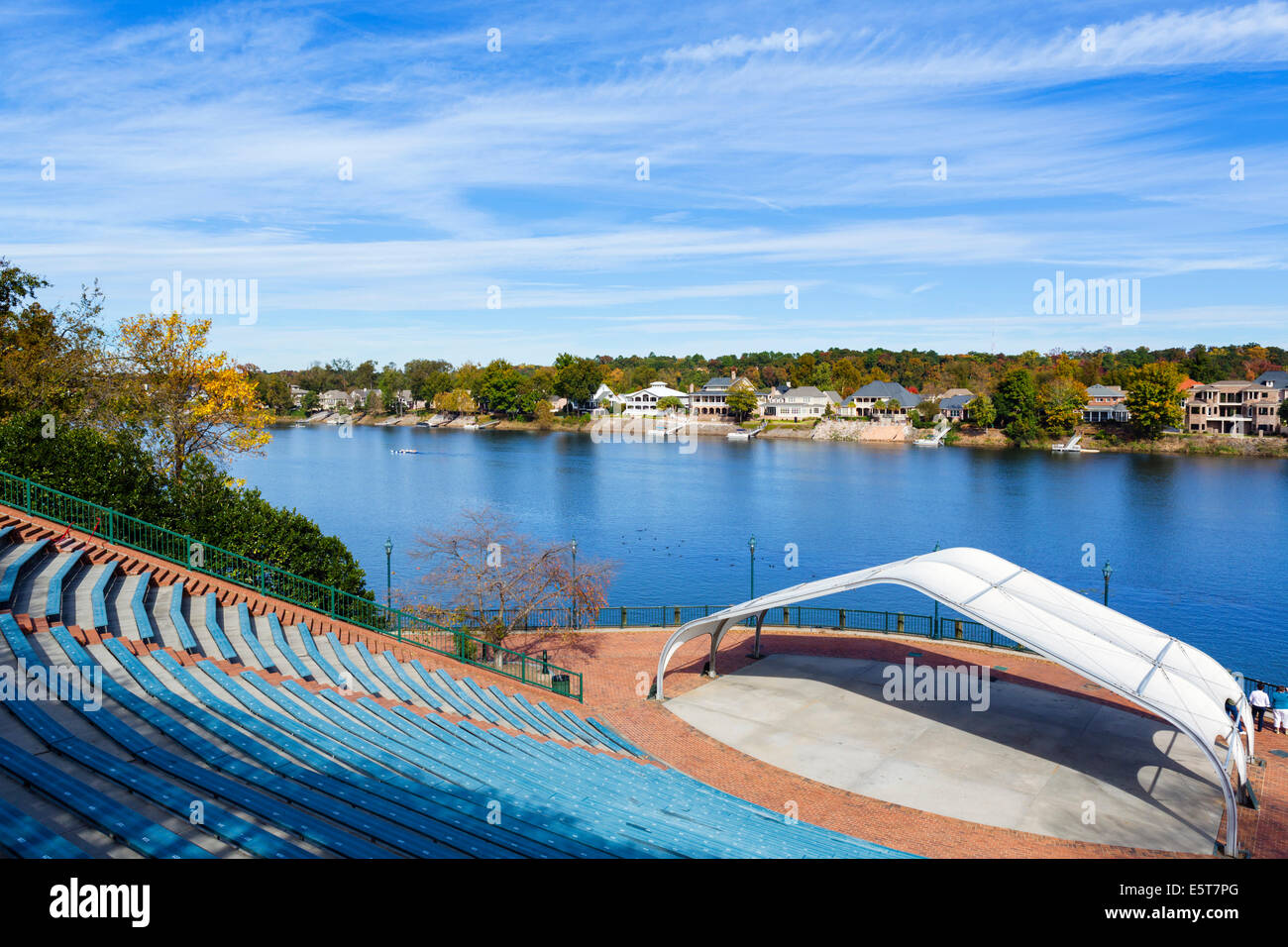 Amphithéâtre de Jessye Norman, Augusta Riverwalk aux côtés de la rivière Savannah à l'automne, Augusta, Géorgie, USA Banque D'Images