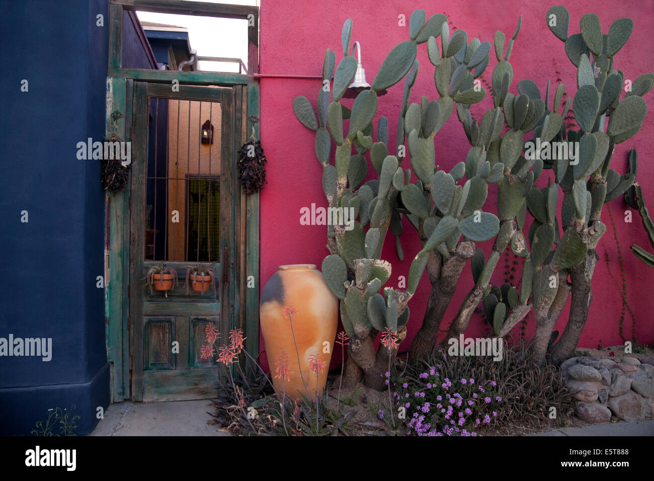 Maison peint de couleurs vives, dans quartier historique, Tucson, Arizona, USA Banque D'Images
