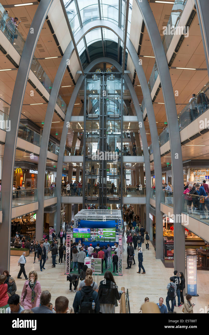 L'intérieur du centre commercial Europa Passage plein de consommateurs et aux touristes Banque D'Images