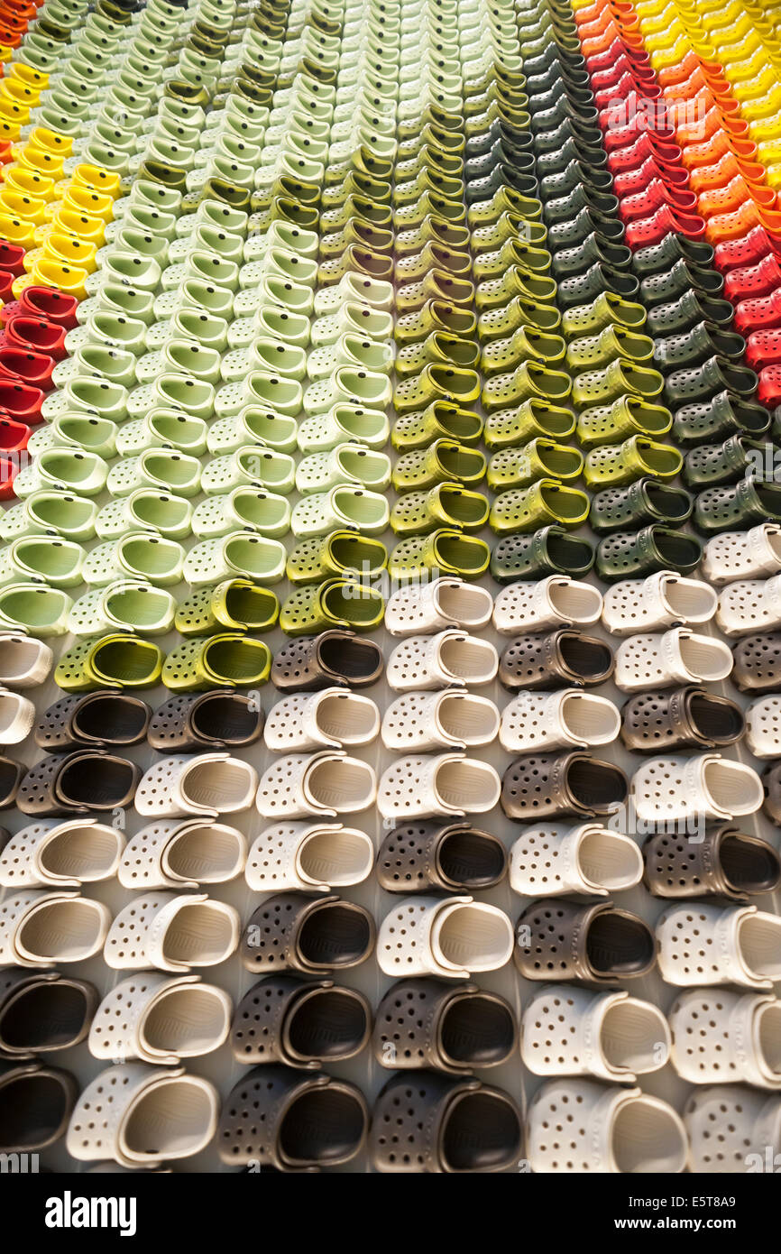 Un affichage des Crocs dans la boutique Crocs à Herald Square à New York  Photo Stock - Alamy