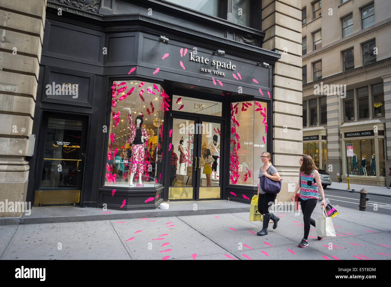 Un magasin de Kate Spade sur la Cinquième Avenue, décorée en rose deux et  trois dimensions hautes chaussures de talon Photo Stock - Alamy