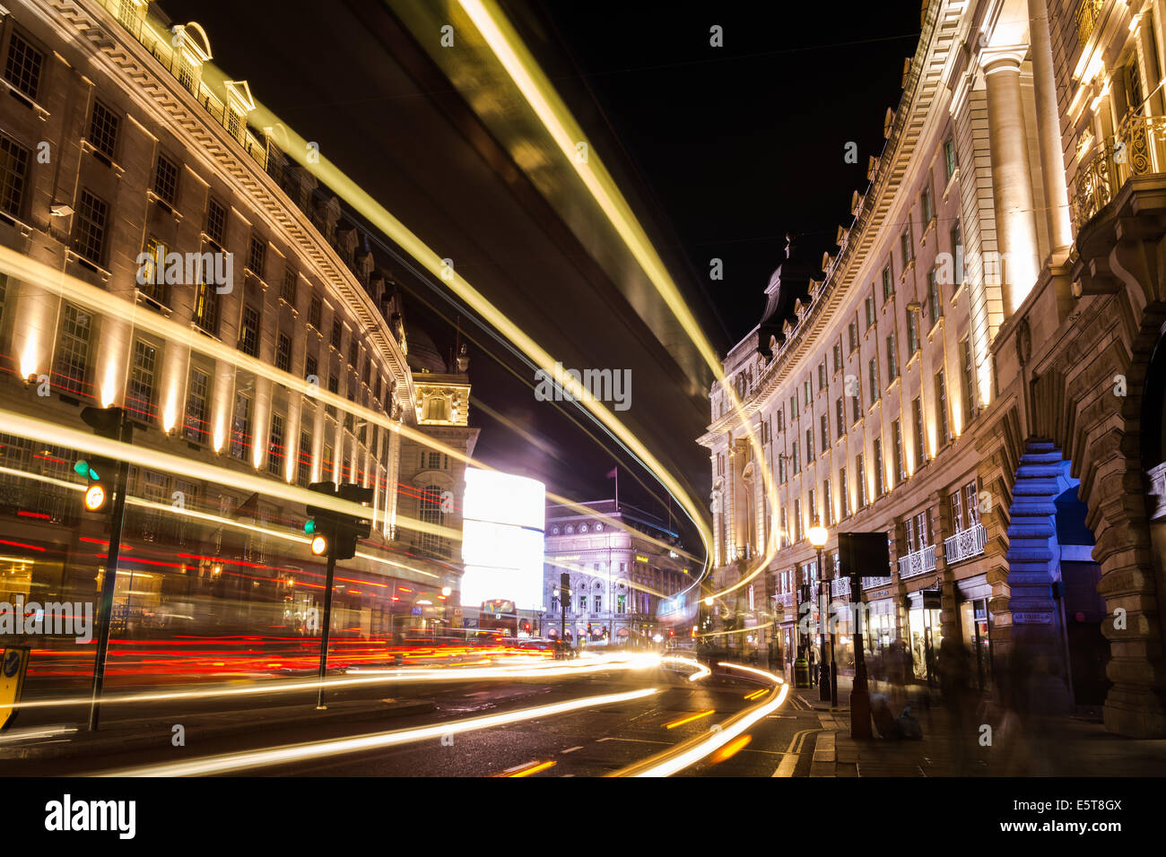 Regent Street car light trails, Londres, UK Banque D'Images