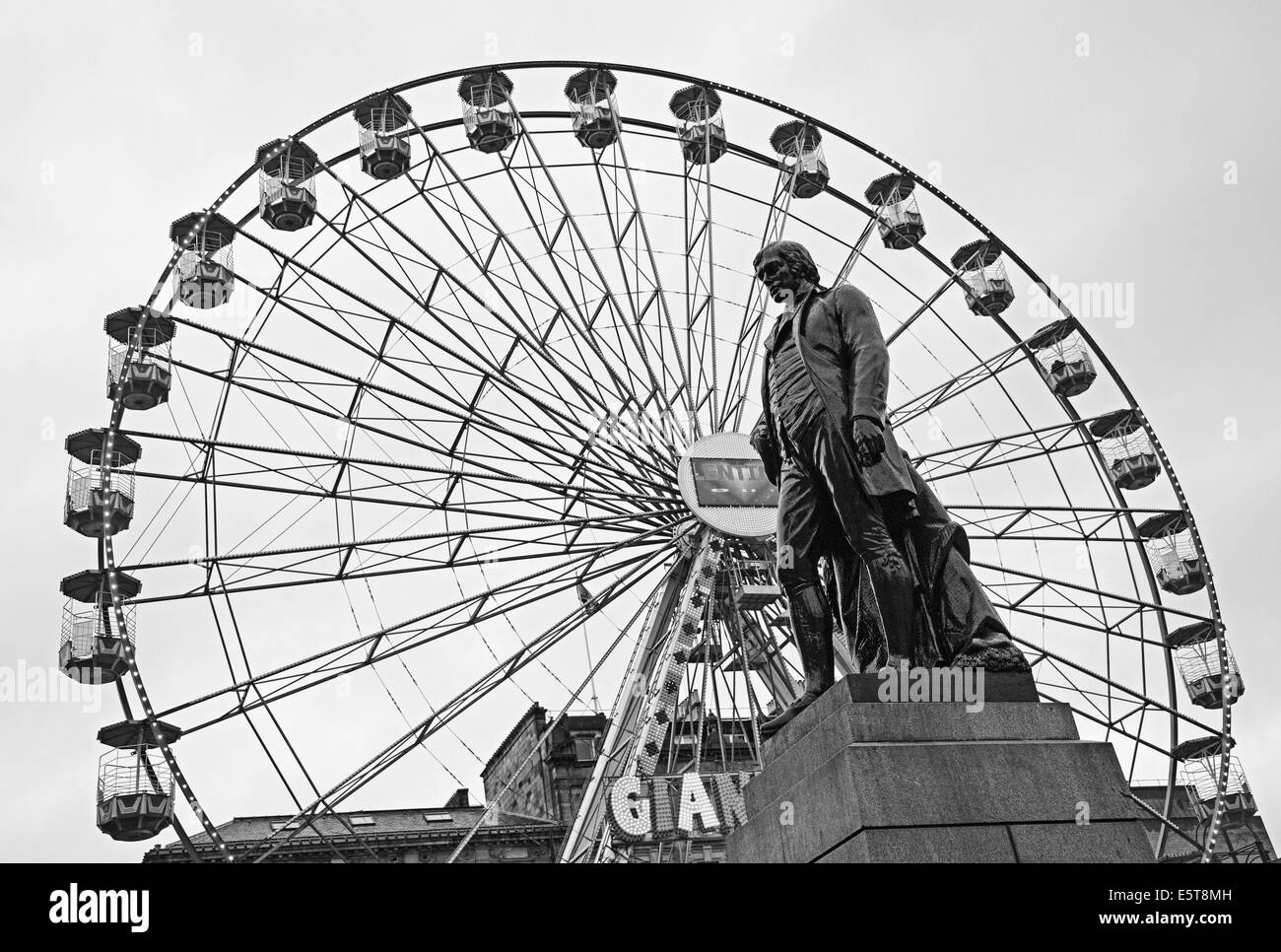Statue de Robert Burns à George Square Glasgow contre le fond de la Grande Roue de Noël. Banque D'Images