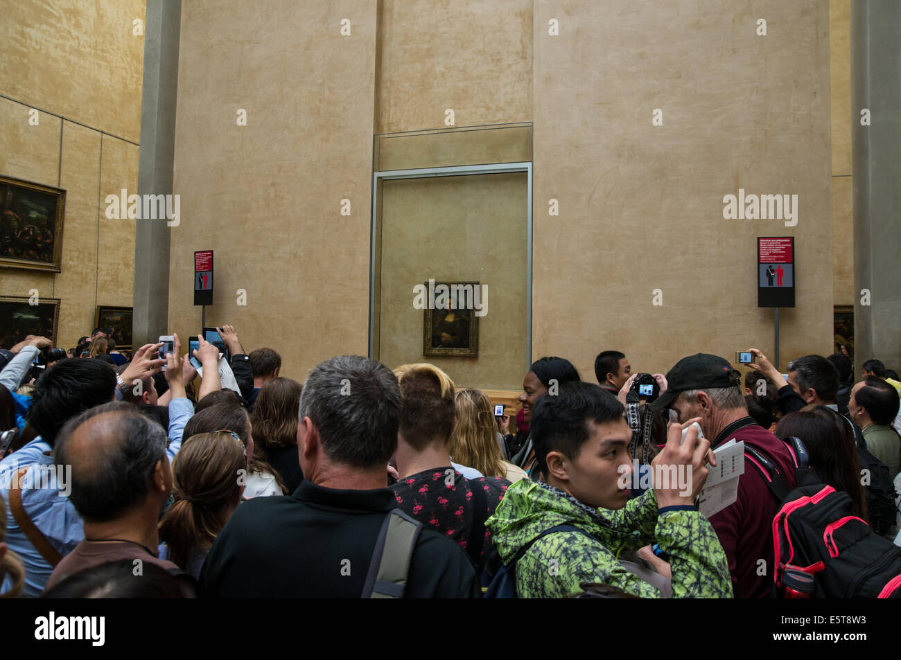 Les touristes prennent des photos de la peinture de la Joconde au Musée du Louvre à Paris, France Banque D'Images